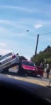 Quand une voiture en escalade une autre : surréaliste