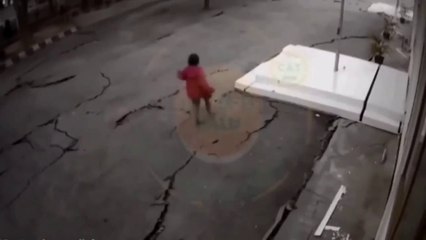 Grosse frayeur quand la route se fissure pendant un séisme