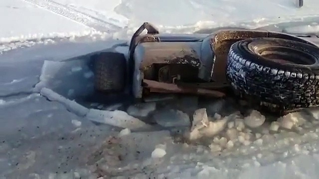 Ce russe peut dire adieu à sa voiture après avoir tenté de traverser un lac gelé