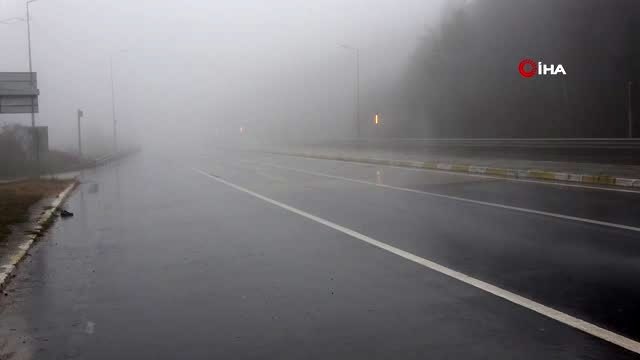 Bolu Dağı'nda sis nedeniyle görüş mesafesi 20 metreye kadar düştü