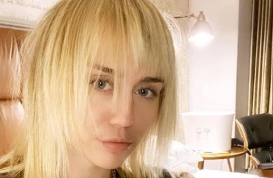 Miley Cyrus shows off platinum mullet