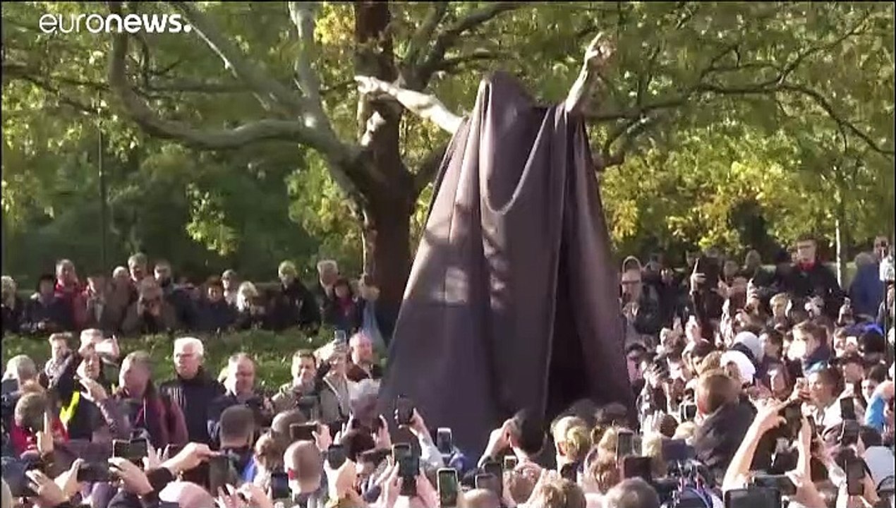 Fußballfan schmückt Zlatans Statue mit einer Klobrille