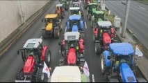 Protesting French farmers roll out up to 1,000 tractors in Paris