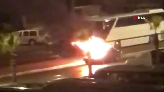 Park halindeki otomobil alev alev yandı