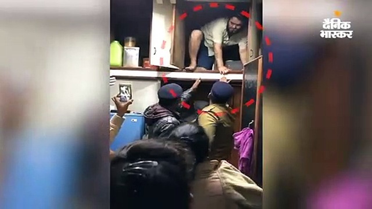 किचन के कबर्ड में छिपा था 15 हजार का इनामी बदमा...