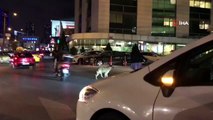 Yaya geçidinde bekleyen köpeği trafiği durdurup yolun karşısına geçen kadın sürücü kamerada