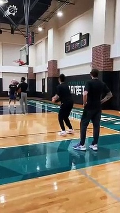Basket-Ball - NBA - Devin Booker hits 45 three-pointers in a row during training