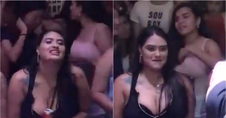 Mulher a olhar para bailarino explica o significado de "comer com os olhos"