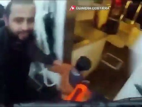 شاهد إنقاذ 149 مهاجراً في عرض البحر من قبل خفر السواحل الإيطالي