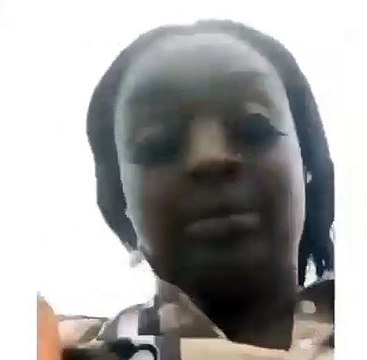 À cause du vent et de ses longs cils, elle n'arrive pas à contrôler ses yeux