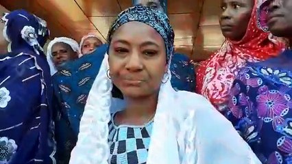 Des femmes en pleurs à l'arrivée des corps des victimes des manifs à l'hôpital sino-guinéen