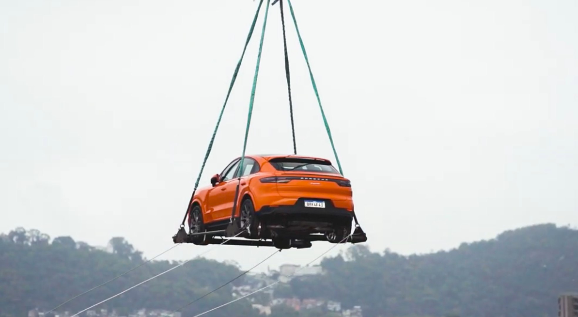 ⁣VÍDEO: Viajar así en un Porsche Cayenne Coupé no es lo más fácil, pero sí lo más espectacular