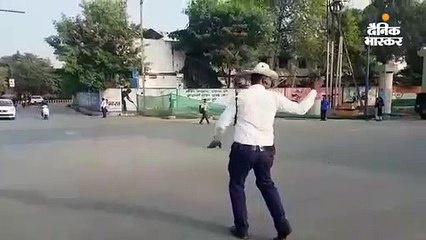 चौराहे पर आकर्षण का केंद्र बना ट्रैफिक सिपाही