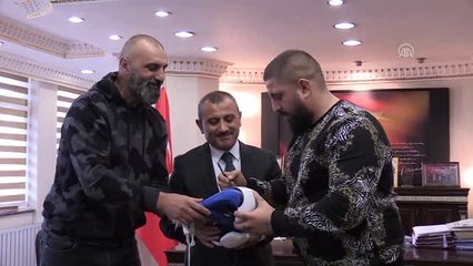 Şampiyon boksör Umut Camkıran, Vali Tuncay Sonel'e eldivenini hediye etti