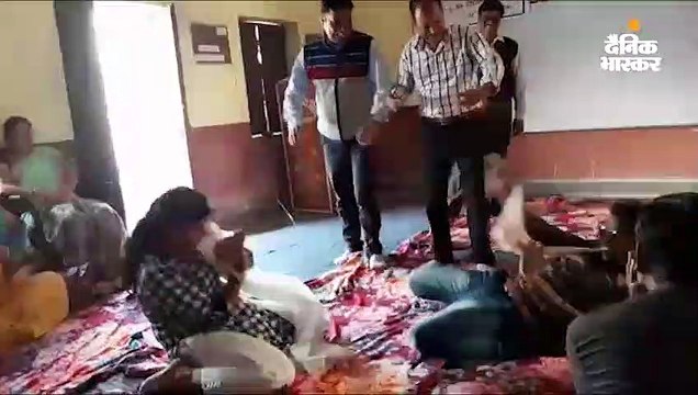 ट्रेनिंग में टीचर्स ने नागिन डांस पर लगाए ठुमके