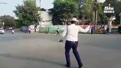 चौराहे पर आकर्षण का केंद्र बना ट्रैफिक सिपाही