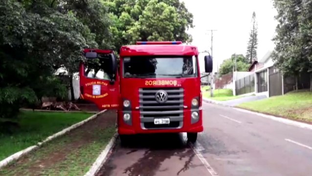 Bombeiros cortam galhos de árvore que podia cair sobre residência