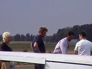 Johnny Hallyday à l'Aéroport du Bourget (2003) : Un Instant de Vie de la Légende du Rock Français