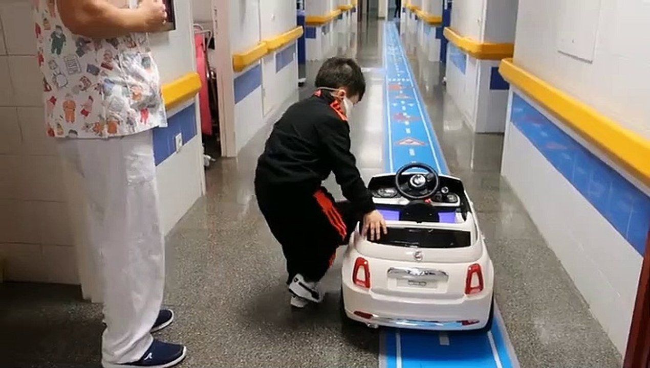 Los pacientes pediátricos ingresados en La Candelaria podrán trasladarse a quirófano en minicoches eléctricos