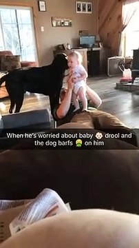Papa se fait vomir dessus par son bébé et son chien !