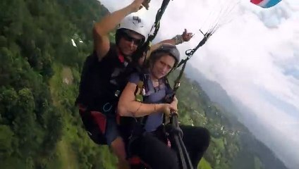 Vertige : elle vomit en vol en parapente !