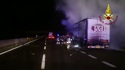 Sardegna, camion a fuoco sulla Statale 131 in provincia di Oristano (28.11.19)