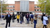 Medio centenar de personas se han concentrado frente a la Universidad Complutense, en la que se estaba celebrando un congreso satánico