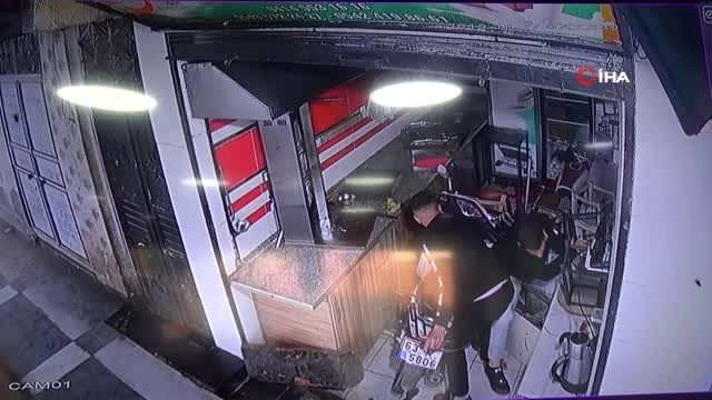 İş yerini açar açmaz neye uğradığını şaşırdı...Kendisine vuran motosikletle beraber içeri girdi