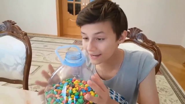 روما وديانا يلعبان في الخارج. قاما بنصب ترامبولين وقررا أن يلعبا عليها. على الرغم من ذلك، روما بدأ باللعب في دوره، ولم يسمح للديانا باللعب! ذهبت تشكو إلى والدها، لكن الوالد كان نائمًا. لذلك قامت ديانا بطلب ترامبولين جديدة، على ألا تسمح لروما بمشاركتها فيه