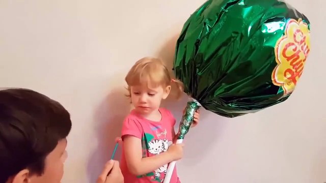 روما وديانا يلعبان في الخارج. قاما بنصب ترامبولين وقررا أن يلعبا عليها. على الرغم من ذلك، روما بدأ باللعب في دوره، ولم يسمح للديانا باللعب! ذهبت تشكو إلى والدها، لكن الوالد كان نائمًا. لذلك قامت ديانا بطلب ترامبولين جديدة، على ألا تسمح لروما بمشاركتها فيه