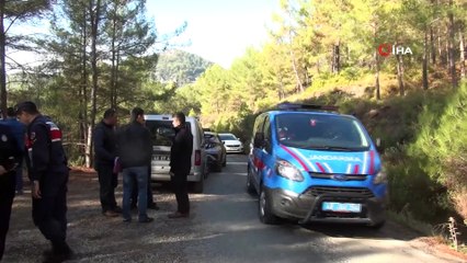 Fethiye'de kaçak yapıldığı belirlenen istinat duvarı iş makinesiyle yıkıldı
