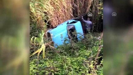 Dereye devrilen kamyonetin sürücüsü yaralandı