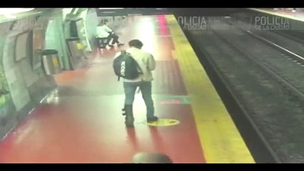 Il tombe sur les rails du métro à cause de son téléphone ...