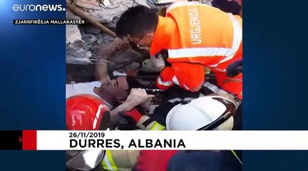 Dramático rescate bajo las ruinas de un hotel en Albania
