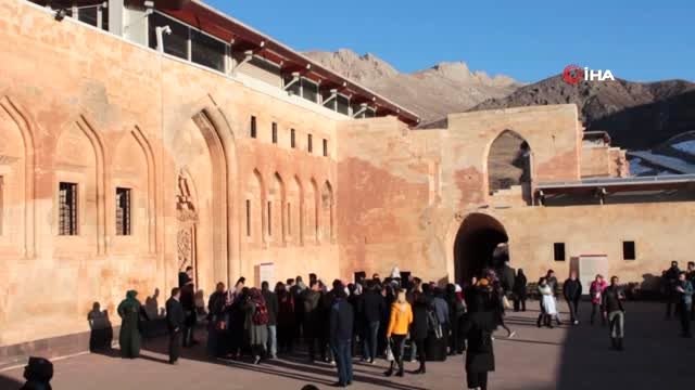 Tarihi İshak Paşa Sarayı'nda ziyaretçi yoğunluğu