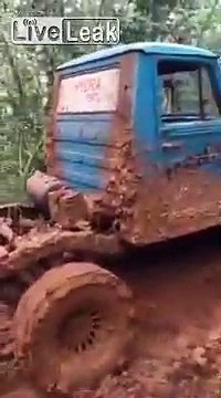 Toujours faire attention au câble quand on tracte une voiture embourbée... Dangereux