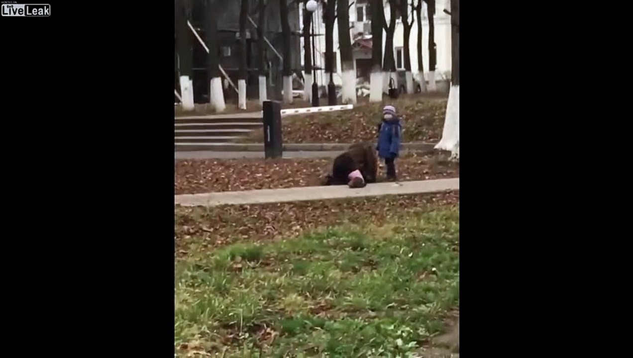 Maman s'endort dans le parc devant son fils de 3 ans !
