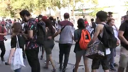 El comercio callejero florece en cada marcha en Chile