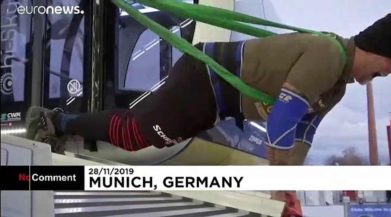 Turn a ferris wheel by hand? This Austrian athlete did it!
