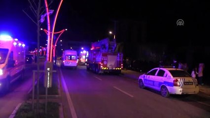 Otomobil yol kenarındaki dükkana çarptı: 4 yaralı