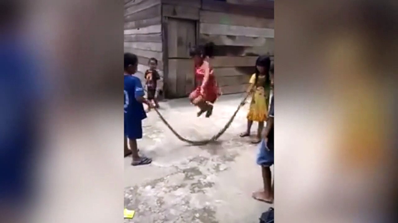 Effrayant : des enfants jouent à la corde à sauter avec un serpent !