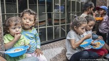 Los niños venezolanos que rebuscan en la basura para poder comer