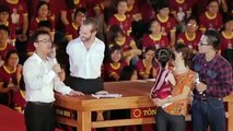 Cô bé Việt Nam không chân không tay Nguyễn Linh Chi đến từ Yên Bái đã được gặ...