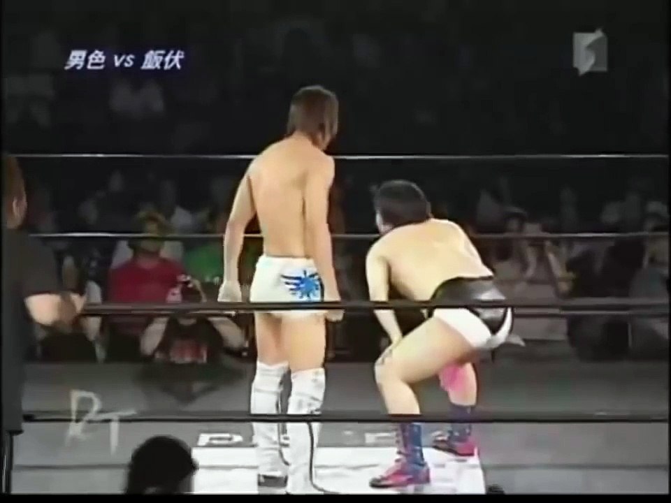 Los dos luchadores japoneses que se ‘matan’ a besos en el cuadrilátero