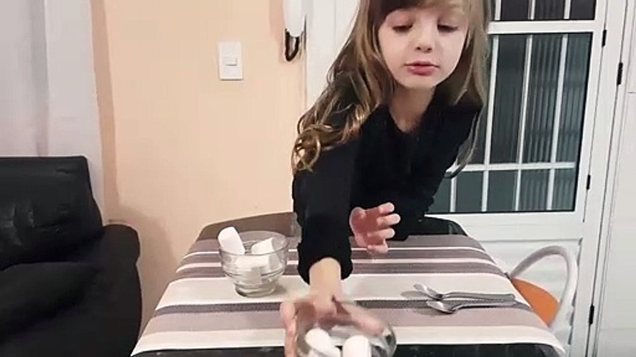 Sophia, Isabella e Alice  Fazendo Slime comestível