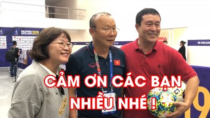 Thầy Park được bạn từ Hàn Quốc cổ vũ và xin chữ ký tại Philippines | NEXT SPORTS