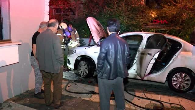 Kartal'da kundaklanan otomobil kullanılmaz hale geldi