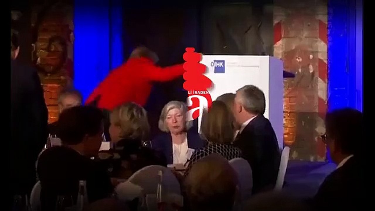 Merkel yine korkuttu: Kürsüye çıktığı esnada sendeleyerek yere düştü