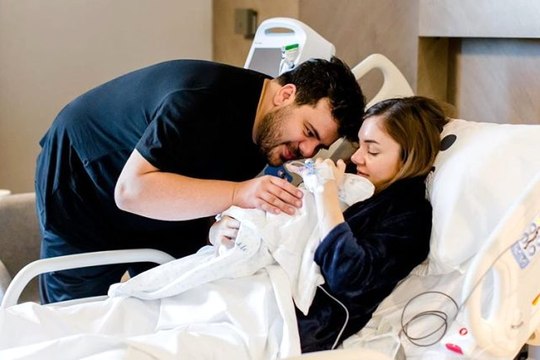 Eser Yenenler ve Berfu Yıldız çifti bebeklerinin fotoğraflarını paylaştı