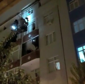 Esenler'de elektrik panosu patladı, dumandan 15 kişi etkilendi